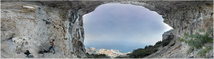 Grotte de Big-Ben, La Turbie (Alpes Maritimes) Premier panoramique sphrique 360, ralis la Grotte de Big-Ben, la Turbie, sans trpied ni rotule, avec un appareil photo entirement automatique de seulement 2Mpx ! www.360x180.fr Selme Matthieu