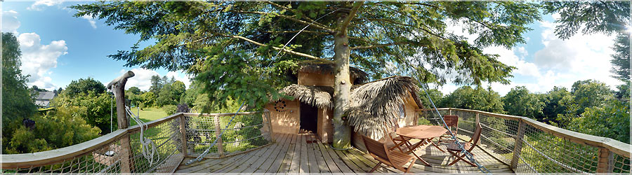 Cabane dans les arbres : le petit djeuner en terrasse Cabane dans les arbres : le petit djeuner en terrasse www.360x180.fr Selme Matthieu