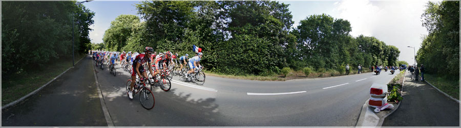 Le Tour de France 2008 La 95e dition du Tour de France a eu lieu du 5 au 27 juillet 2008. La course est partie de Brest, puis elle est passe par le petit village de Loperhet. Elle comprenait 21 tapes pour une longueur totale de 3 558,5 km. www.360x180.fr Selme Matthieu