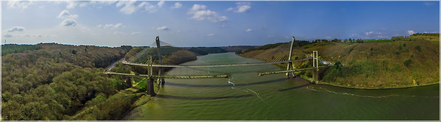 La dconstruction de l'ancien pont de Trnez (KAP) Dconstruction de l'ancien pont de Trnez (1952) L'ancien pont tant atteint du 'cancer du bton', il est dcid en 2013 de le dconstuire. Comme le site est class Natura 2000, tout doit tre recycl, et rien ne doit tomber dans l'eau ! Les pylnes sur chaque rive seront conservs et transforms en belvdres. Le chantier a dbut en janvier 2014, et maintenant, on voit bien la dcoupe du pont... Ne me dites pas qu'il y a une erreur d'assemblage sur le tablier du pont ! www.360x180.fr Selme Matthieu