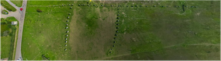 Alignement de menhirs de Lagatjar Alignement de menhirs de Lagatjar : 65 menhirs rpartis sur 200m de long, orients sur 3 files  www.360x180.fr Selme Matthieu