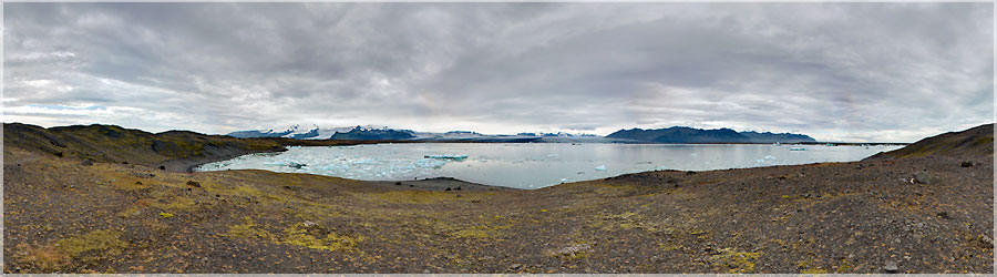Lac de Jokulsarlon : vue sur le glacier au fond du lac On dirait un verre de pastis avec des glaons qui flottent !  www.360x180.fr Selme Matthieu