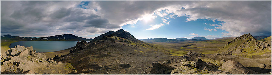 De l'autre ct du lac Alftavatn, ciel bleu et menaant  la fois J'ai oubli de vous parler du trek de Landmannalaugar en gnral... C'est LE trek  faire en Islande, nous notons d'ailleurs qu'il est beaucoup plus frquent en 2012 qu'en 2009... Mais nous trouvons la frquentation du trek correcte et  aucun moment ne sommes drangs par les 