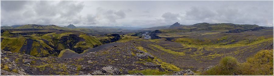 Vue globale sur la valle de Sandar En effet, il nous reste la partie du trek qui relie Thorsmork  Skogar. De part et d'autre de ce sentier se trouve deux glaciers. A aucun moment, nous ne marchons sur les glaciers mais nous pouvons les observer  notre droite et  notre gauche. Le glacier Eyjafjallajkull est  l'ouest, c'est un petit glacier mais c'est celui qui abrite le fameux volcan qui est entr en ruption au printemps 2010 et qui a chamboul le trafic arien mondial pendant une semaine. Suite  cette ruption, on nous avez dit que les paysages avaient chang et nous tions curieux de dcouvrir le nouveau visage de cette partie du trek ! www.360x180.fr Selme Matthieu