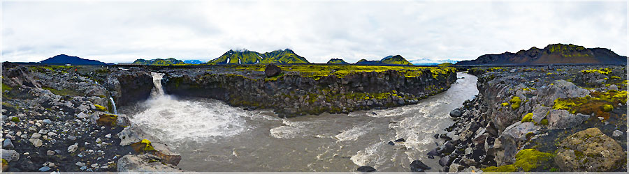 Landmannalaugar : Un pont ( assez rare ! ) Voici un des rares pont lors du trek de Landmannalaugar. En ralit, sur tout le trek, je crois me souvenir qu'il y en a 4 : un pour les voitures, et 3 pitons seulement ! www.360x180.fr Selme Matthieu