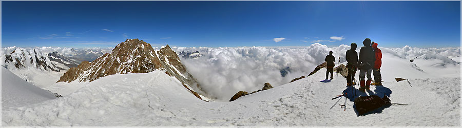 Sommet de la Pointe Zumstein - 4563m La pointe Sumstein, plus haut sommet de cette randonne glaciaire - 4563m www.360x180.fr Selme Matthieu
