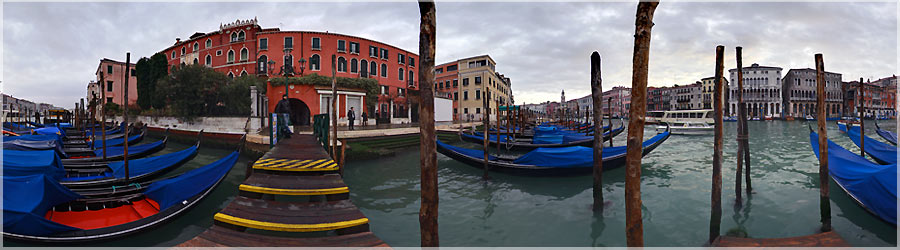 Gondoles sur le Grand Canal Le Grand Canal est le canal le plus large, et le plus frquent de Venise. Il est emprunt  la fois par les gondoles et les vaporettis; des bateaux-taxis. www.360x180.fr Selme Matthieu