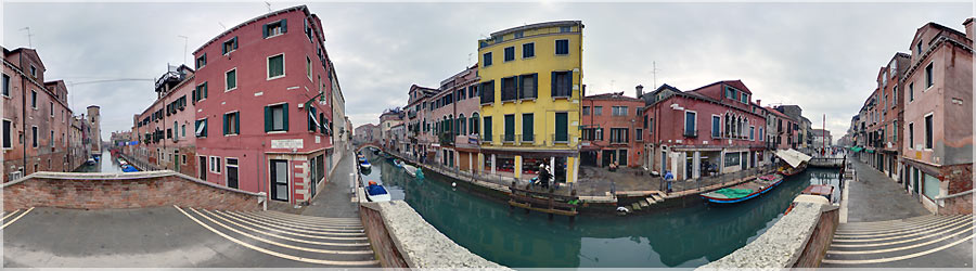 Pont San Gioachin La ville de Venise est clbre pour ses nombreux canaux. Elle est constitue de plus de 100 lots, quelques 160 canaux, et un peu moins de 450 ponts ! C'est une ville o il fait bon flner et admirer les faades colores. www.360x180.fr Selme Matthieu