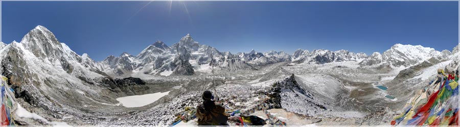 Sommet du Kala Patthar - 5645m ! Le Kala Patthar est en ralit une paule du Pumori (7161m). La monte est fatigante, surtout cause de l'air mince. Ce sommet est trs apprci car globalement dgag de neige, ce point culminant offre un point de vue particulirement joli sur l'Everest. Tout autour, les cathdrales de glace lancent leur flche vers le ciel : le Pumori (7161m) et l'Everest (8848m), mais aussi le Lhotse (8516m), le Nuptse (7861m), le Cho Oyu (8201m), le Changtse (7543m). A l'est, le Makalu (8463m) se laisse apercevoir. Du ct sud, on admire l'Ama Dablam (6856m), le Thamserku (6620m) et le Kangtega (6685m). En bas, les sracs du Khumbu Icefall et le camp de base compltent cette gigantesque fresque ! www.360x180.fr Selme Matthieu