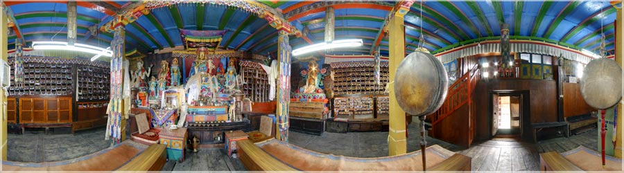 Monastre de Khumjung - 3780m Ce monastre date du XVI sicle. Comme dans tous les monastres bouddhistes, les 216 textes sacrs de Bouddha sont exposs de part et d'autre de l'autel. Les 108 premiers textes sont des Kyengur : textes sacrs en sanscrit et traduits en tibtain, et les 108 autres sont des Tyengur; versions modifies des premiers, dans lesquelles les textes sont davantage expliqus. La statue centrale est Guru Rinpoch. A sa droite, le Bodhisatva Avalokiteshvara, manifestation masculine de la compassion du Bouddha. www.360x180.fr Selme Matthieu