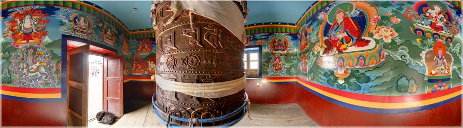 Moulin prire Tengboche - 3870m Le Npal est un carrefour de civilisations, le point de jonction de deux immenses aires culturelles : celle de l'Inde hindouiste et celle du Tibet bouddhiste. Un moulin prires est un objet culturel utilis par les Tibtains pratiquant le bouddhisme. Le moulin prires traditionnel est constitu d'un cylindre rempli de mantras et pouvant tourner librement autour d'un axe. Les moulins sont mis en mouvement l'un aprs l'autre par le fidle qui passe devant eux (mme valeur spirituelle que la prire). Le fidle dplace les moulins avec sa main droite. Le moulin doit tre tourn dans le sens des aiguilles d'une montre, afin que le mantra soit lu dans le sens o il a t crit. www.360x180.fr Selme Matthieu
