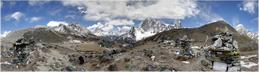 Cimetire de Sherpas - 4830m La monte de 350m travers les roches de la moraine frontale du glacier du Khumbu s'avre ardue. Il parat que cette rgion est frquente par le lopard des neiges...  Toutefois cette rencontre est improbable, la piste est beaucoup trop parcourue pour un animal aussi mfiant ! En haut de la monte, une vingtaine de monuments funraires sont aligns le long du sentier pour rappeler la bravoure des guides sherpas morts sur l'Everest...   www.360x180.fr Selme Matthieu
