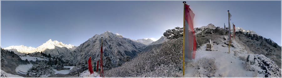 Balade trs matinale... - 3900m A Tangboche, le panoramique sur les sommets enneigs est splendide. L'ama Dablam (6856m) domine le paysage, on admire galement le Taboche (6376m), le Lhotse (8516m), le Kangtega (6685m), le Thamserku (6608m), et l'Everest (8848m)... www.360x180.fr Selme Matthieu