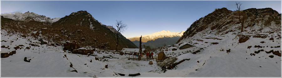 Mera Peak : Rveil enneig aux lodges de Chhuthanga Au rveil, aprs avoir neig toute la nuit, le temps est dgag. D'un ct la valle du Khumbu, de l'autre la monte qui nous attends... Nous grimperons plus de 4600m cette journe, dur dur alors que nous tions encore 2800m 24h auparavant ! www.360x180.fr Selme Matthieu