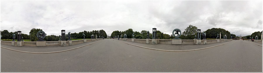 Pont Vigeland Sur le Pont de 100 mtres de long, Vigeland a plac 58 sculptures de bronze : des hommes, des femmes et des enfants, dont l'un des plus populaires du parc : L'enfant en colre. www.360x180.fr Selme Matthieu
