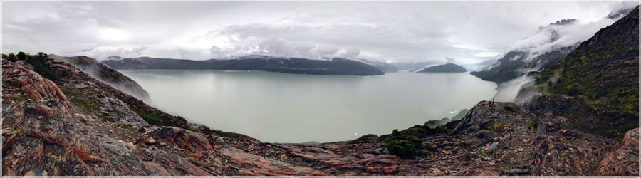 Trek du 'W + boucle' : Le lac et le glacier Grey Trek du 'W + boucle' - J4:16Km. Nous contournons tout un massif, pour longer le lac Grey, et remonter vers le glacier du mme nom. En chemin, un joli point de vue, dommage pour la mto ! www.360x180.fr Selme Matthieu