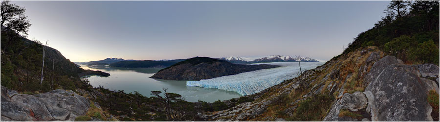 Trek du 'W + boucle' : Lever de soleil sur le glacier Grey (chronopanorama x 2) Trek du 'W + boucle' - J5:18Km. Au reveil, avant de prendre le petite djeuner et de plier la tente, je dcide de retourner au point de vue de la veille, pour refaire le mme panorama... A vous de trouver les nouveaux icebergs, crouls du glacier pendant la nuit ! C'est une journe avec peu de Km, mais une forte monte de 700m... www.360x180.fr Selme Matthieu