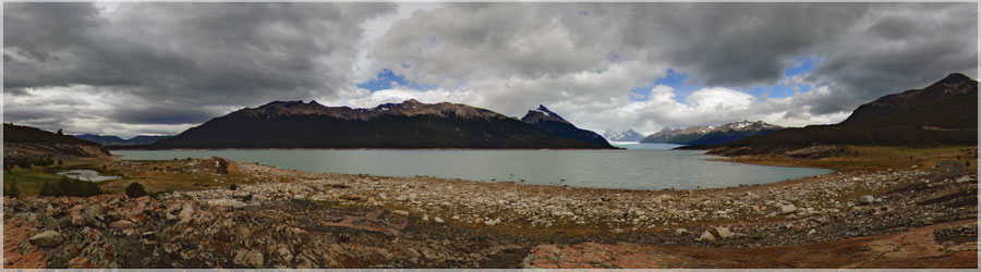 Vue gnrale sur le Glacier Perito Moreno De retour El Chalten, nous allons observer le seul glacier encore en progression, le Perito Moreno. L'UNESCO a dcid d'inclure ce glacier dans sa liste du Patrimoine Mondial de l'Unesco, au titre du patrimoine naturel de l'Humanit. C'est un glacier avec un front de 4Km, culminant 60m de haut, un des rares glaciers du monde qui avance de prs de 100m par an... www.360x180.fr Selme Matthieu