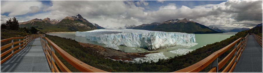 Front du glacier Perito Moreno Une vue depuis les passerelles installes pour ne pas dtriorer la vgtation. Le Perito Moreno est un glacier qui progresse encore, et un phnomne assez intressant se produit intervalles rguliers : le front du glacier se heurte une bande de terre, ce qui a pour effet de crer un bouchon dans les deux lacs voisins. Cependant, le lac de gauche (quand on regarde le front du glacier) se jette habituellement dans celui de droite. Hors s'il est bouch, son niveau d'eau augmente, poussant donc sur le bouchon en glace. De l'eau s'infiltre alors sous cette glace, la rongeant, et finissant par creuser une galerie, qui s'largie assez vite, au passage de l'eau. Une arche de glace se forme alors au dessus avec la glace restante, qui mettra quelques jours s'effondrer... un phnomne spectaculaire! www.360x180.fr Selme Matthieu