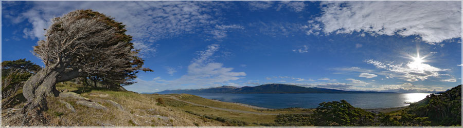 Canal Beagle, entre Ushuaia et Porto Williams Petit Trek de 55Km en 2 jours et demis pour une mise en jambe en Patagonie, et faire connaissance avec le reste du groupe... Voici l'emplacement de notre premier campement, un lieu assez vent en hiver ! www.360x180.fr Selme Matthieu